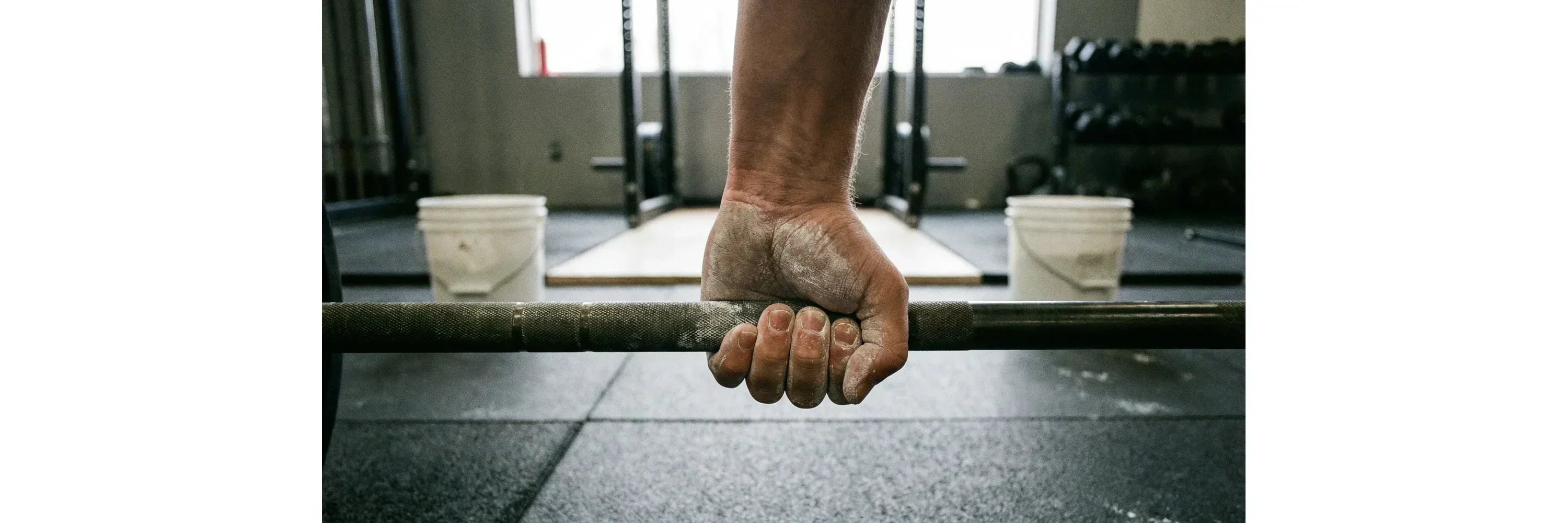 Hand greift Barbell mit Hook Grip — Daumen unter den Fingern