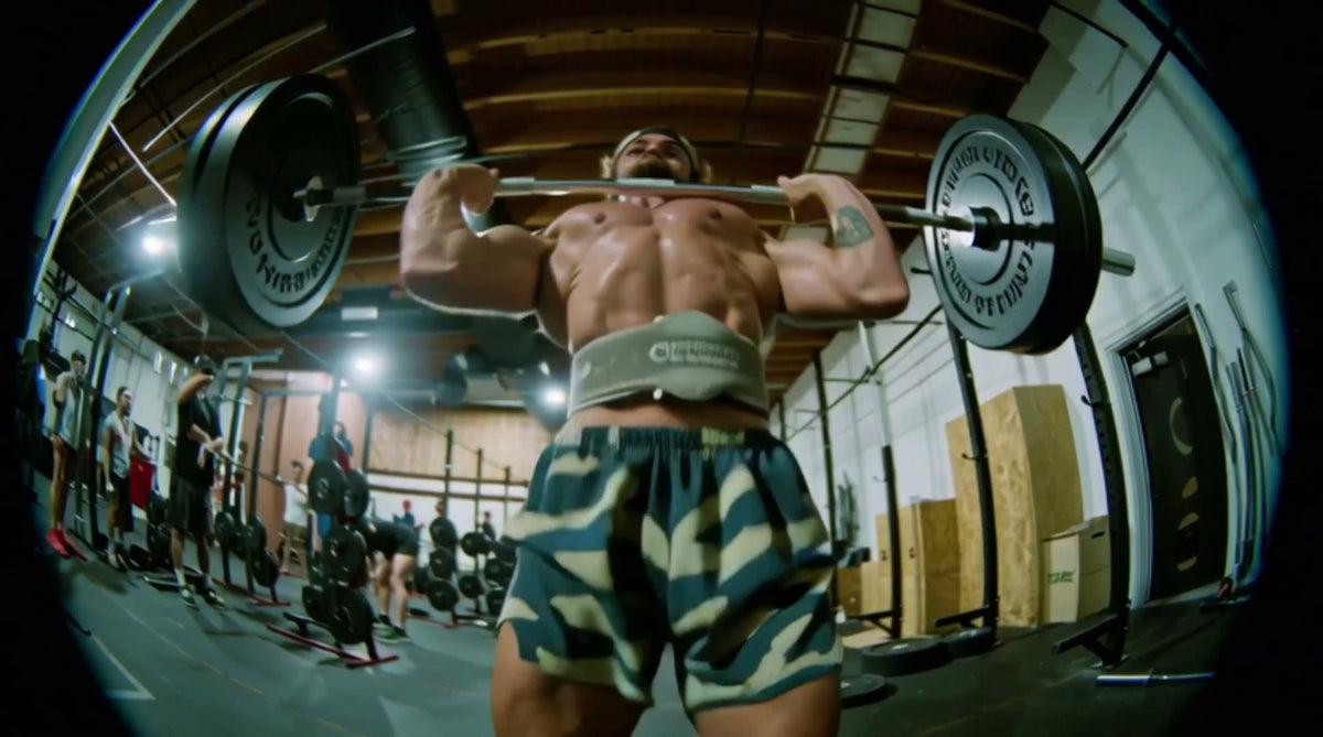 Athlet mit Langhantel in einer CrossFit-Box