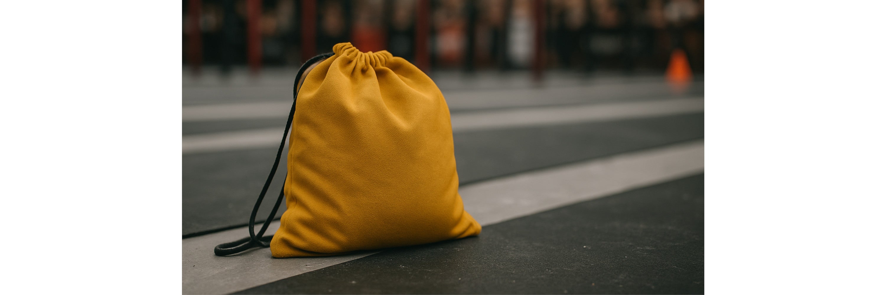 goodiebag-mit-daumendreher-hook-grip-tape-auf-competition-floor